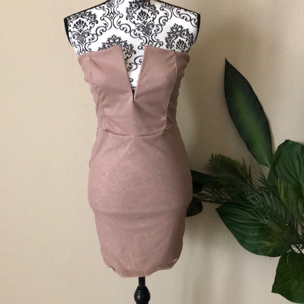Strapless plunging bodycon